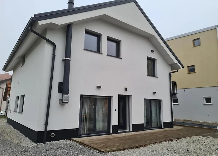 Maya-k Near Center Lejlighed *